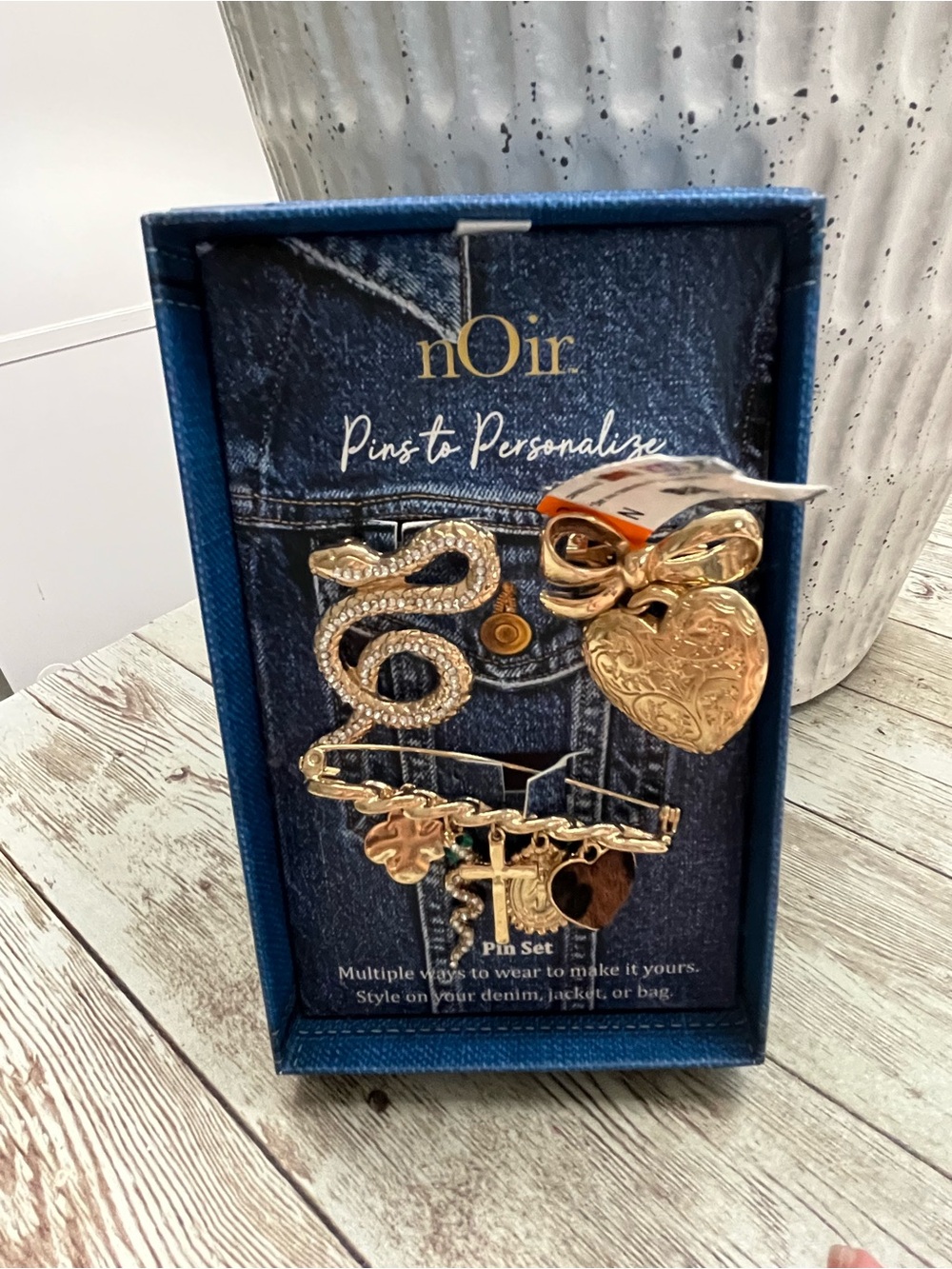 NOIR three pin set